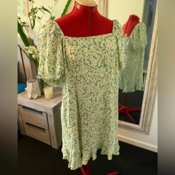 Size 16 ForeverNew Curve square neck puff sleeves dress in pistachio dit… - Picture 3 of 12